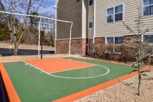 een basketbalveld voor een gebouw bij Residence Inn by Marriott Branson in Branson