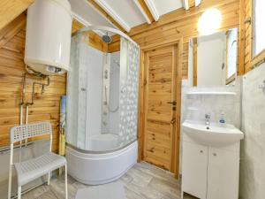 La salle de bains est pourvue d'une douche et d'un lavabo. dans l'établissement Holiday homes Kolobrzeg, à Kołobrzeg