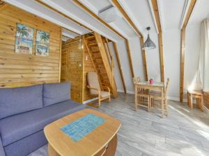 - un salon avec un canapé bleu et une table dans l'établissement Holiday homes Kolobrzeg, à Kołobrzeg