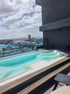 une piscine sur le toit d'un bâtiment dans l'établissement Hotel Puerto de la Luz by Pierre & Vacances, à Las Palmas de Gran Canaria