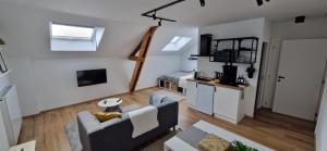 uma sala de estar com um sofá, uma televisão e uma cozinha em Charleroi Cozy Home em Charleroi