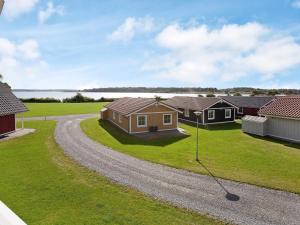 een huis op een grindweg voor huizen bij 6 person holiday home on a holiday park in Gr sten in Gråsten