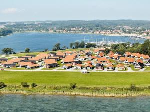 een luchtzicht op een resort naast het water bij 6 person holiday home on a holiday park in Gr sten in Gråsten