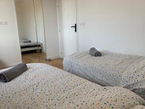 เตียงในห้องที่ Appartement neuf, vue sur saône