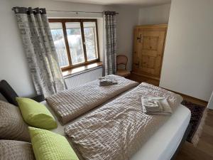 um quarto com 2 camas e uma janela em Ski In&Out, Lenzerheide freistehendes Top CHALET, urchig, gross em Valbella