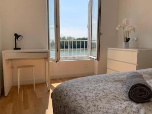 เตียงในห้องที่ Appartement neuf, vue sur saône