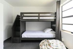 a bedroom with two bunk beds in a room at Ft Lauderdale Dream in Fort Lauderdale