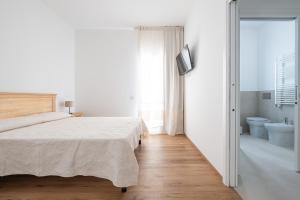 A bed or beds in a room at Olbia Rooms