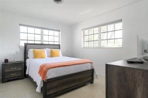 a bedroom with a bed and two windows at Ft Lauderdale Dream in Fort Lauderdale