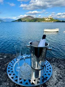 un secchio con una bottiglia di champagne e due bicchieri di Rest and Relax Arona - On the lake ad Arona