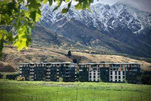 クイーンズタウンにあるLa Quinta by Wyndham Remarkables Park Queenstownの山前のアパートメント