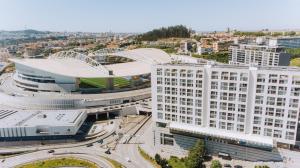 uma vista aérea de um grande edifício branco em CM Antas Studios no Porto