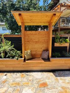 pérgola de madera con cojines en el patio en DaHome Appartements, en Radstadt