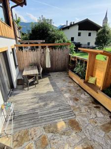 un patio con una mesa y una valla en DaHome Appartements, en Radstadt