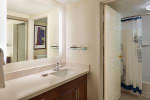 bagno con lavandino e specchio di Residence Inn by Marriott Toronto Airport a Toronto