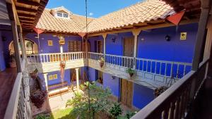 une maison avec des murs bleus et un balcon dans l'établissement Tambo del Arriero Hotel Boutique, à Cusco