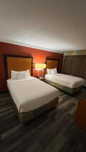 La Quinta Inn by Wyndham Amarillo Mid-City tesisinde bir odada yatak veya yataklar