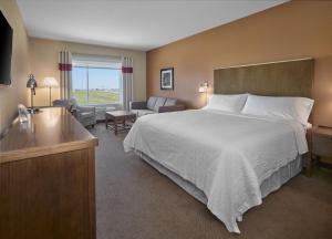 เตียงในห้องที่ Four Points by Sheraton Sherwood Park