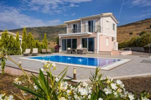 The swimming pool at or close to Kanfis villa with panoramic view