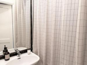 bagno con lavandino e tenda doccia di Local family home Copenhagen close to city center a Copenaghen