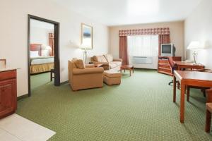 um quarto de hotel com uma sala de estar e um quarto em Holiday Inn Express Hotel & Suites Gunnison, an IHG Hotel em Gunnison