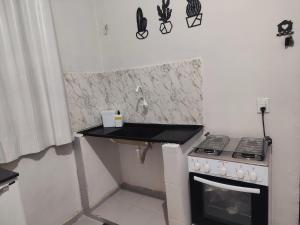 A kitchen or kitchenette at M&M flat 03, próximo ao centro, UFT