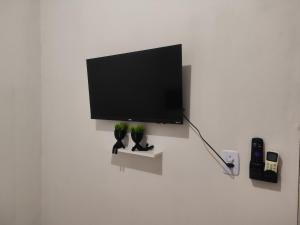 A television and/or entertainment centre at M&M flat 03, próximo ao centro, UFT