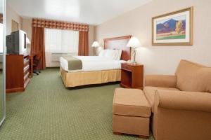 um quarto de hotel com uma cama e um sofá em Holiday Inn Express Hotel & Suites Gunnison, an IHG Hotel em Gunnison