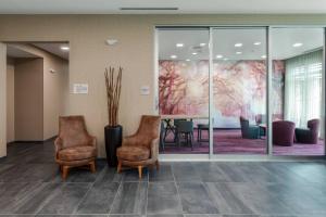 Courtyard by Marriott Savannah Airport في سافانا: غرفة انتظار مع كرسيين وطاولة