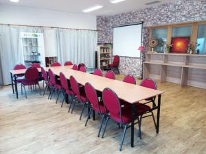 sala konferencyjna z dużym stołem i czerwonymi krzesłami w obiekcie Rezidence Club Canada Lipno 25 Appartement XXL conference rooms sauna w mieście Lipno nad Vltavou