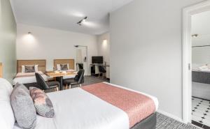 Kama o mga kama sa kuwarto sa BEST WESTERN Geelong Motor Inn & Serviced Apartments