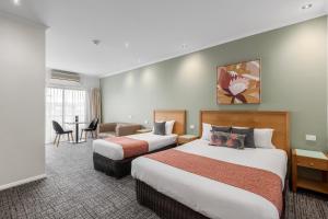 Kama o mga kama sa kuwarto sa BEST WESTERN Geelong Motor Inn & Serviced Apartments