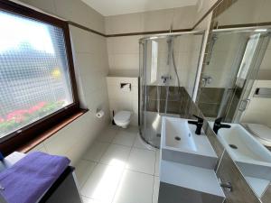 Kamar mandi di Apartamenty 5 metrów od morza