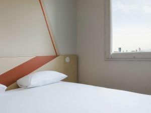 Giường trong phòng chung tại ibis budget Lyon Villeurbanne