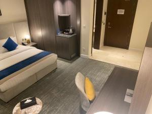 een hotelkamer met een bed en een stoel bij فندق سافوي جدة Savoye Hotel in Jeddah