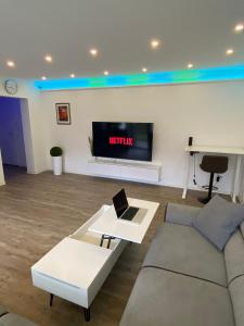 TV a/nebo společenská místnost v ubytování Moderne 2-Zimmer-Wohnung mit Garten