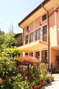 un bâtiment avec des plantes en pot devant lui dans l'établissement Hotel Alafrangite, à Plovdiv