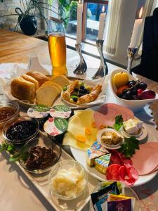 een dienblad met brood en fruit op een tafel bij Villa Kulla in Bramming