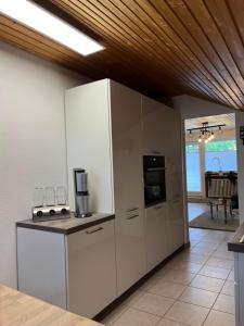 Kitchen o kitchenette sa Familienauszeit mit Indoorpool und Sauna