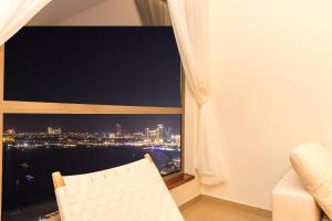 Uma área de estar em SeaView Luxury Emirati Culture Heritage design 2Bhk Apartment