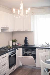 A cozinha ou cozinha compacta de White Mood Apartment Brasov