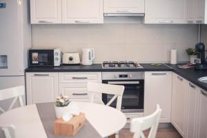 A cozinha ou cozinha compacta de White Mood Apartment Brasov