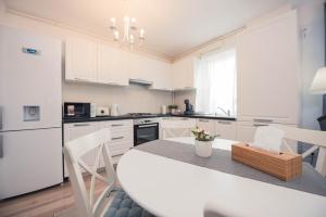 A cozinha ou cozinha compacta de White Mood Apartment Brasov