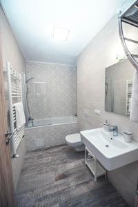 Um banheiro em White Mood Apartment Brasov