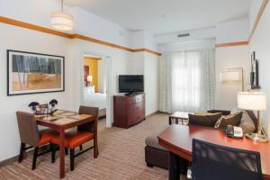 Televisi dan/atau pusat hiburan di Residence Inn by Marriott Fredericksburg