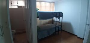 Dormitorio pequeño con litera en una habitación en Urpi Wasi Backpackers, en Puno