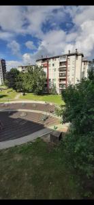 un grande edificio con uno skate park di fronte di ZONA apartman a Vranje