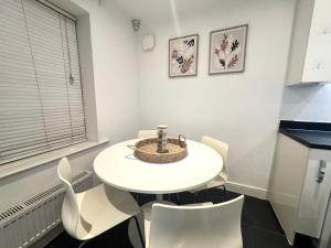 Una cocina o cocineta en Cosy Modern 3-Bed Near Etihad, COOP Arena - AO arena and City Center