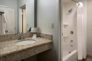 Bilik mandi di Courtyard by Marriott Boston Norwood/Canton