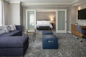 una camera d'albergo con letto, divano e soggiorno di The Westin Palo Alto a Palo Alto